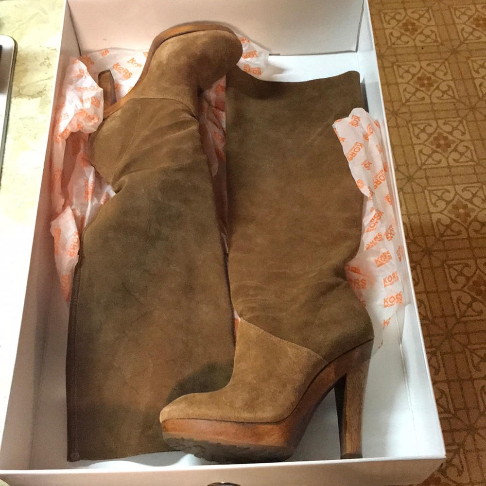 NIB Michael Kors Daria suede boots sz 6